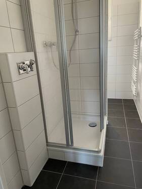 Badezimmer mit Dusche - 