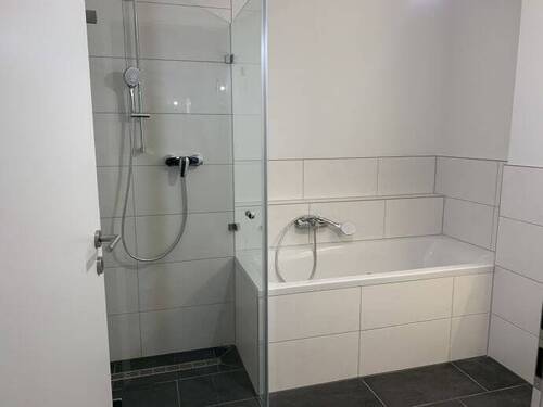Bad mit Dusche + Wanne - 