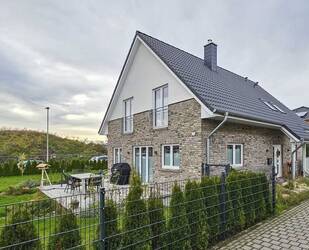 Großzügiges Familienhaus im klassischen Stil Neubauplanung - Niedrigenergiehaus mit Wärmepumpe - Beldorf