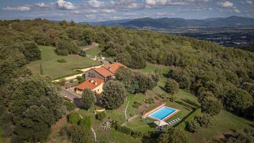 Bild 1 - Hochwertig saniertes Bauernhaus mit Pool und 35 Hektar Land, Olivenhain I Immobilie Toskana