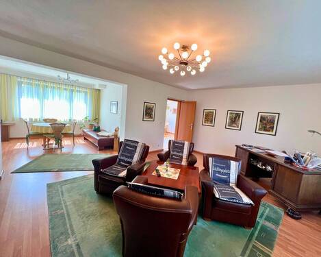 Blick in Wohn- und Essbereich - 6 Zimmer Doppelhaushälfte in Dresden / Bühlau