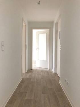 Blick in den Flur - Etagenwohnung mit 50,00 m² in Döbeln zur Miete