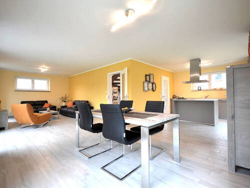 Beispiel Abbildung Küche & Wohnzimmer - 