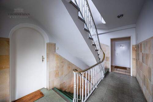 EG: Treppenraum / Zugang Büroraum links - Mehrfamilienhaus, Wohnhaus mit 246,10 m&sup2; in Stuttgart zum Kaufen