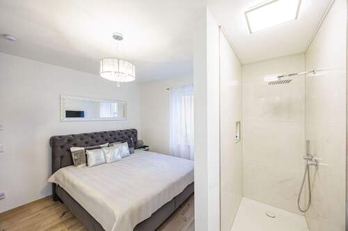 Schlafzimmer mit Dusche - 4 Zimmer Bungalow in Aalen