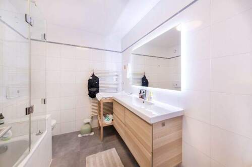 Modernes Bad mit Wanne - 3 Zimmer Etagenwohnung in München