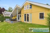Hofseite mit teilüberdachter Terrasse - Stilvolles Haus im skandinavischen Design in begehrter Seenregion