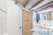 Badezimmer mit Dusche und Saunazugang - 