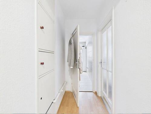 Entrée mit Blick ins Bad - 2 Zimmer Etagenwohnung in München