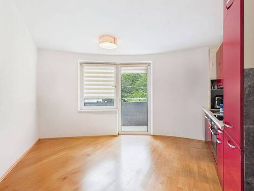 Wohnzimmer mit Zugang zum Balkon - 