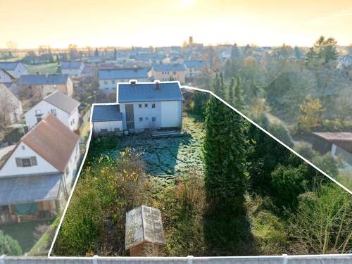 Großes Grundstück - Großes Baugrundstück mit Altbestand: viele Möglichkeiten für Bauträger oder Großfamilien