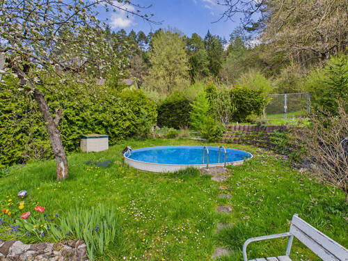 Entspannen im ruhigen Garten mit Badeteich - 8 Zimmer Mehrfamilienhaus, Wohnhaus in Rottweil-Neufra