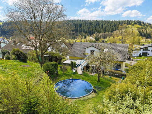 Garten mit Badeteich - Mehrfamilienhaus, Wohnhaus mit 191,00 m&sup2; in Rottweil-Neufra zum Kaufen