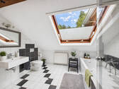Helles Badezimmer mit Tageslicht - 