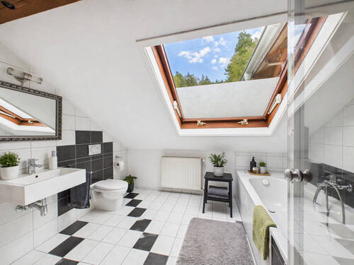 Helles Badezimmer mit Tageslicht - 