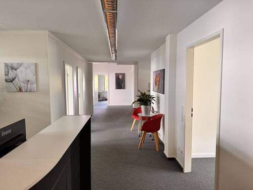 Eingangsbereich - Moderne Büro- und Gewerbefläche mit ca. 238 m² und 5 Tiefgaragenstellplätzen in Wendlingen am Neckar
