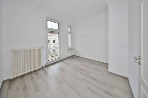 Schlafzimmer mit Zugang zum Balkon - 