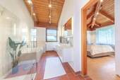 Masterbad m Blick ins Schlafzimmer - 