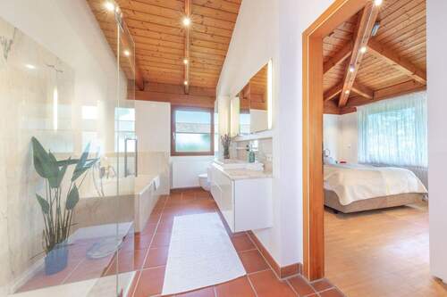 Masterbad m Blick ins Schlafzimmer - 