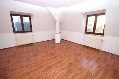 Wohnzimmer - großzügige 3-Zimmer-DG-Wohnung mit großer Küche, Bad mit Badewanne und Dusche