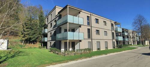 Gebäudeansicht NO mit Balkon oben links - Modernes Wohnjuwel mit Panoramablick und Carport in Beratzhausen