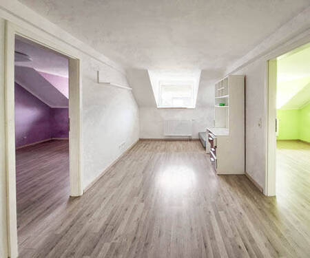 Zentraler, wohnlicher Flurbereich im Dachgeschoss - Blick zu zwei von drei Zimmern - 
