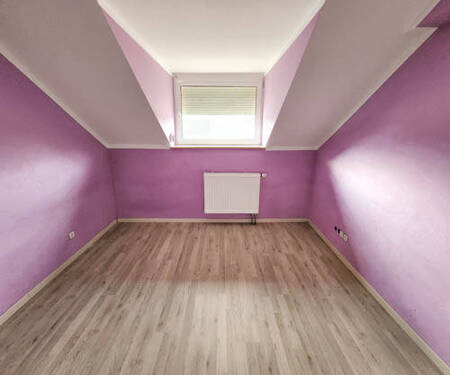 Eines von drei Zimmern im Dachgeschoss - 