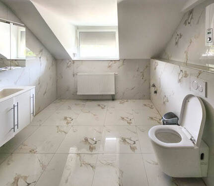 Über 11 m² großes Tageslicht-Duschbad im Dachgeschoss - 