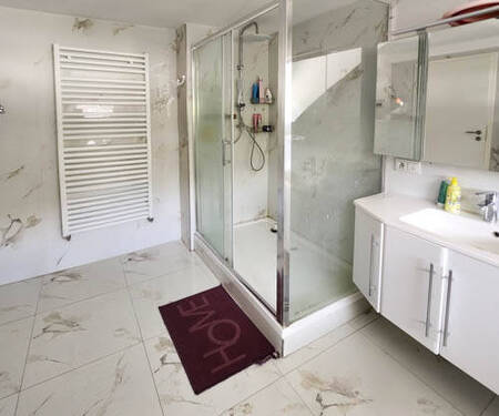 Über 11 m² großes Tageslicht-Duschbad im Dachgeschoss - 