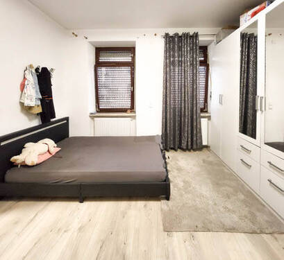 Fast 16 m² großes Schlafzimmer im Erdgeschoss - 