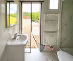 Tageslicht-Duschbad mit Handtuchheizkörper im Erdgeschoss - 