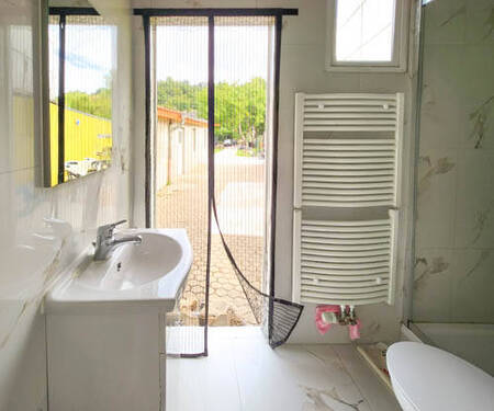 Tageslicht-Duschbad mit Handtuchheizkörper im Erdgeschoss - 