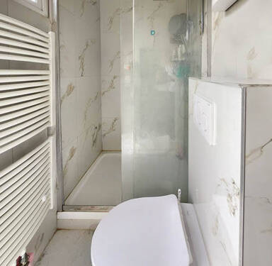 Tageslicht-Duschbad mit Handtuchheizkörper im Erdgeschoss - 