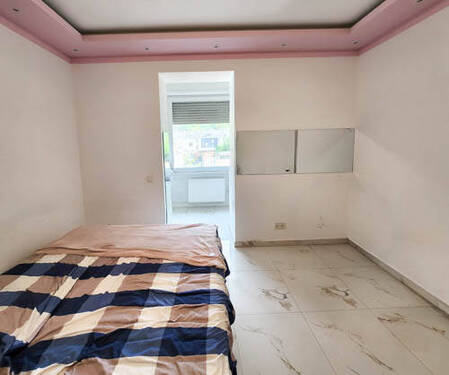 Schlafzimmer mit Bad en Suite im Obergeschoss - 7 Zimmer Mehrfamilienhaus, Wohnhaus in Konz
