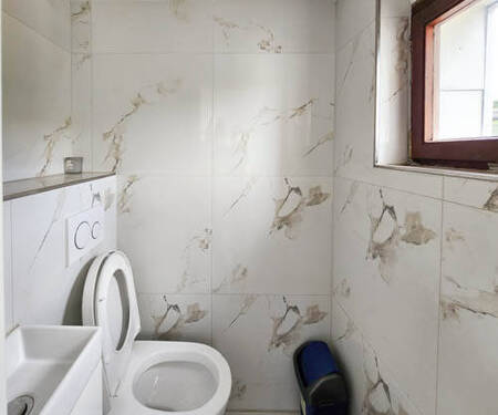 Tageslicht-Gäste-WC im Obergeschoss - 