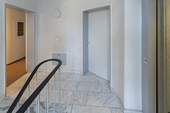Treppenhaus mit Fahrstuhl - 