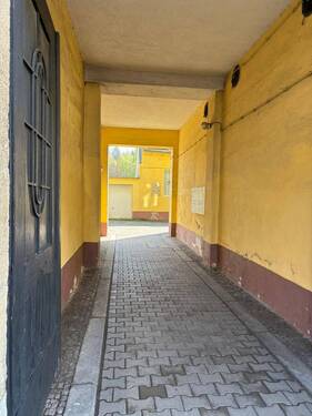 Zufahrtsbereich - Mehrfamilienhaus, Wohnhaus in Freital