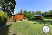 Großzügiger Garten des zweiten Flurstücks mit Blick auf das Wochenendhaus - 3 Zimmer Mehrfamilienhaus, Wohnhaus zum Kaufen in Zeven
