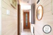 Heller Flurbereich mit wohnlicher Holzoptik - 
