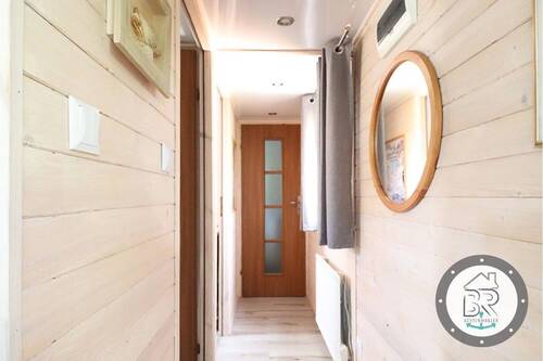Heller Flurbereich mit wohnlicher Holzoptik - 