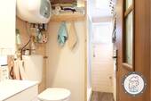 Modern ausgestattetes Badezimmer mit Dusche und Fenster - 