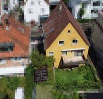 Freistehendes Wohnhaus mit kleinen Garten und Garage in zentraler Lage - Fellbach