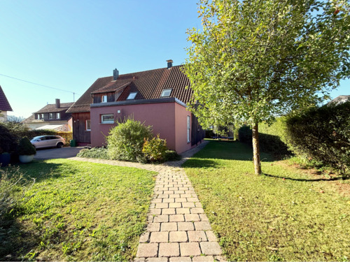Hausansicht mit Garten - Ökologisch kernsaniertes 2-Familienhaus mit drei Garagen!