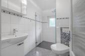 Badezimmer mit Dusche - 