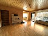 Wohnzimmer mit Kamin oder Ofen - 