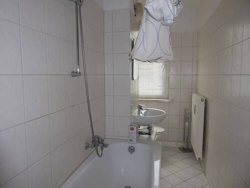 Badezimmer - 4 Zimmer Etagenwohnung zur Miete in Bernburg (Saale)