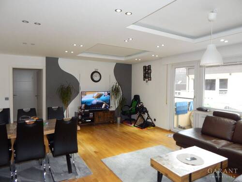 Wohn-/Esszimmer - Großzügig geschnittene 4 Zimmer-Wohnung mit Balkon und Tiefgaragen-Stellplatz