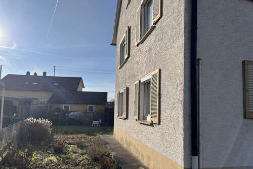 Seitenansicht mit Blick in den Garten - 6 Zimmer Mehrfamilienhaus, Wohnhaus in Mühlheim