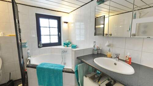 Bad - 5 Zimmer Etagenwohnung zum Kaufen in Adenbüttel