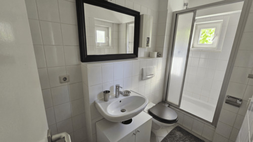 Duschbad mit zwei Fenstern - Etagenwohnung mit 44,10 m&sup2; in Berlin zum Kaufen